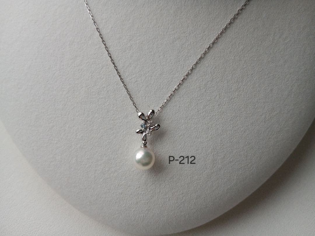 P212 pearl pendant featuring 7.0-7.5 mm Akoya pearls, diamonds, sky blue topaz on 40 cm gold chain