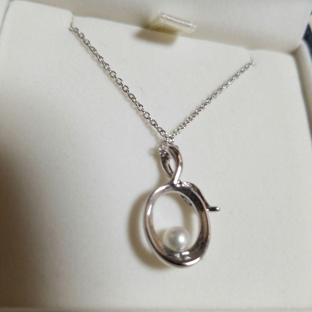 Silver Tasaki Pearl Freshwater Pearl Pendant with delicate pearl motif design