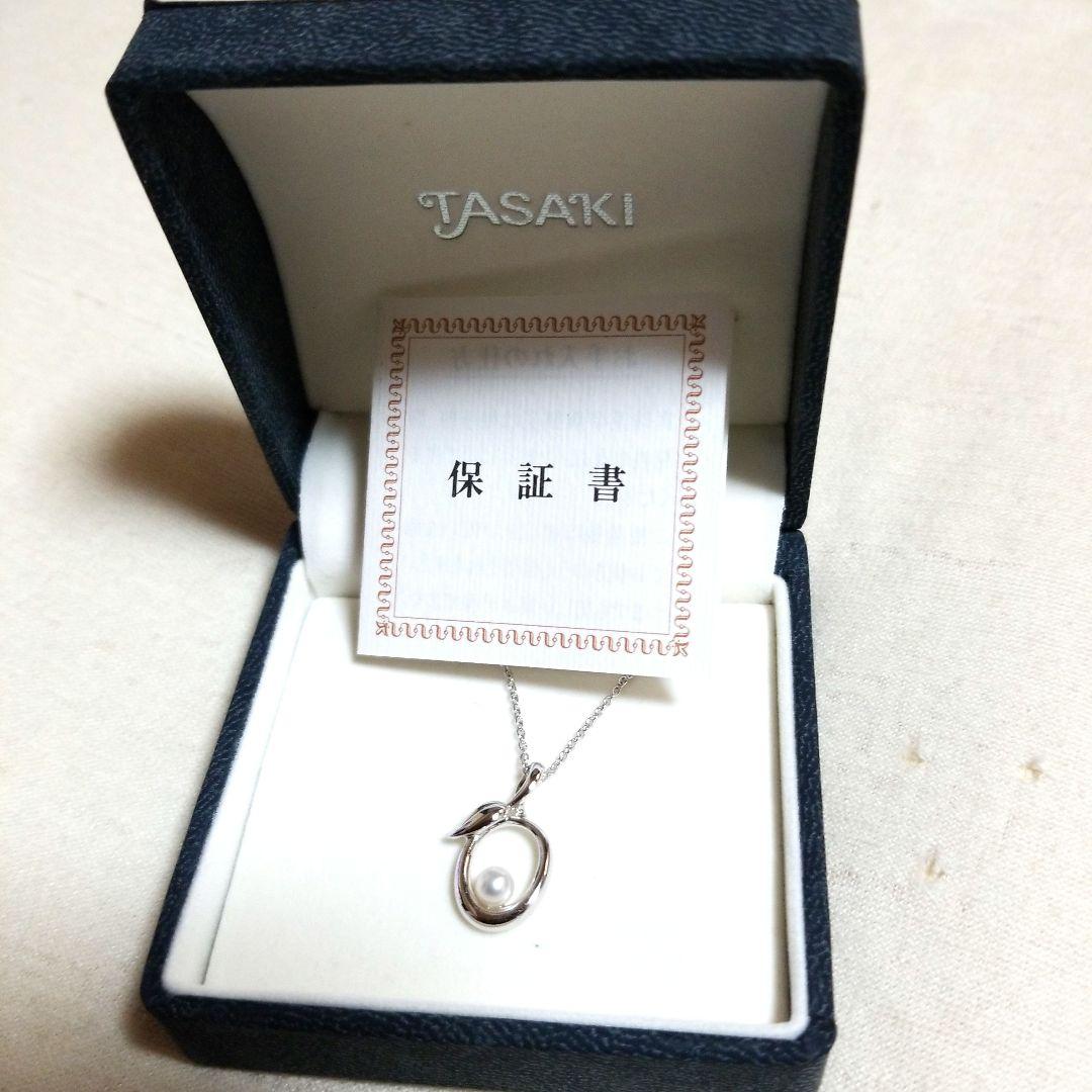 Silver Tasaki Pearl Freshwater Pearl Pendant with delicate pearl motif design