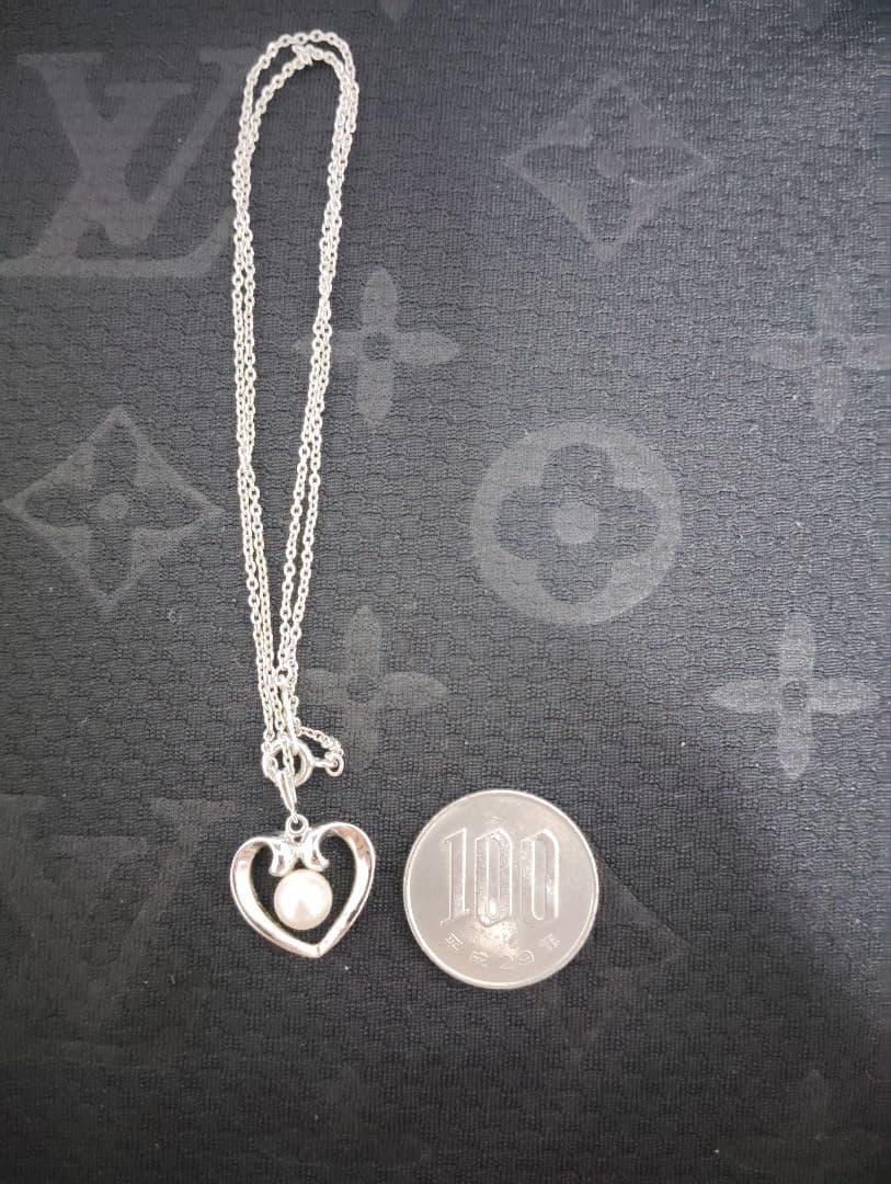 Mikimoto baby pearl necklace with heart-shaped silver pendant marked with M and SIL, length approximately 40cm