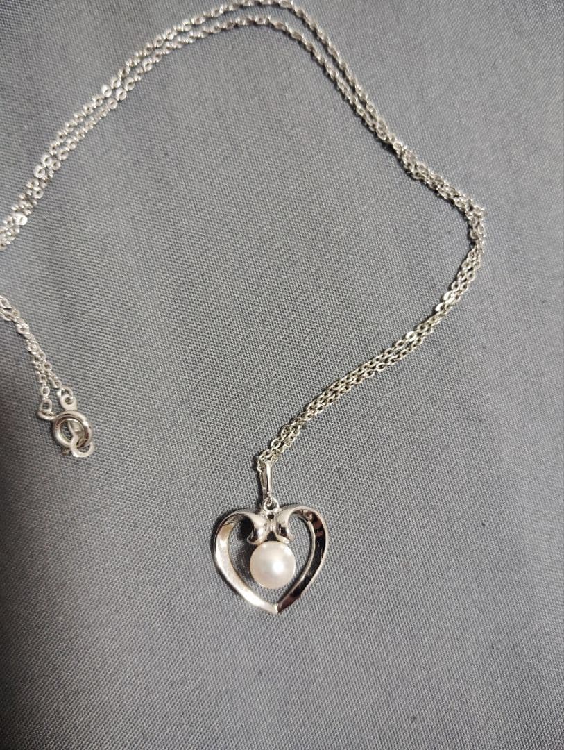 Mikimoto baby pearl necklace with heart-shaped silver pendant marked with M and SIL, length approximately 40cm