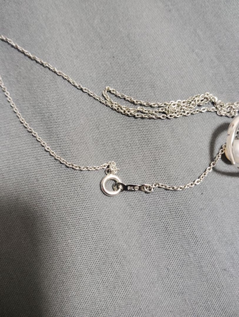 Mikimoto baby pearl necklace with heart-shaped silver pendant marked with M and SIL, length approximately 40cm