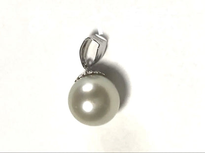 Akoya pearl pendant top 9.3 to 9.5 mm white pearl with pink and blue tones and high luster