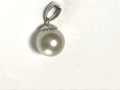 Akoya pearl pendant top 9.3 to 9.5 mm white pearl with pink and blue tones and high luster