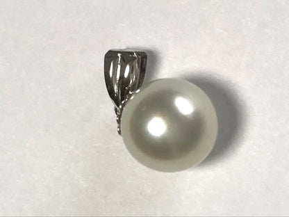 Akoya pearl pendant top 9.3 to 9.5 mm white pearl with pink and blue tones and high luster