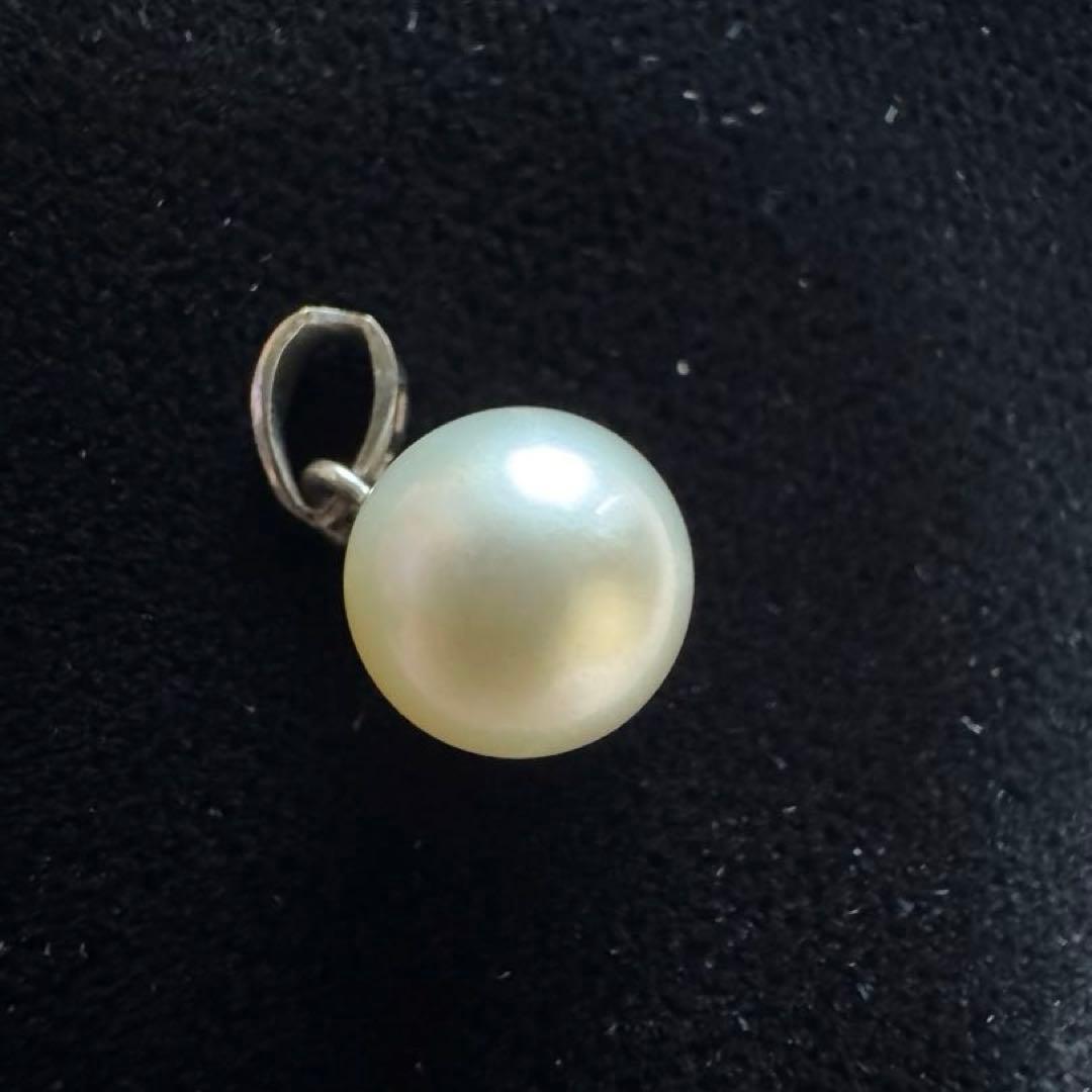 Mikimoto Akoya pearl pendant bed featuring a lustrous pearl set in a delicate pendant frame