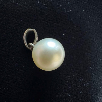 Mikimoto Akoya pearl pendant bed featuring a lustrous pearl set in a delicate pendant frame