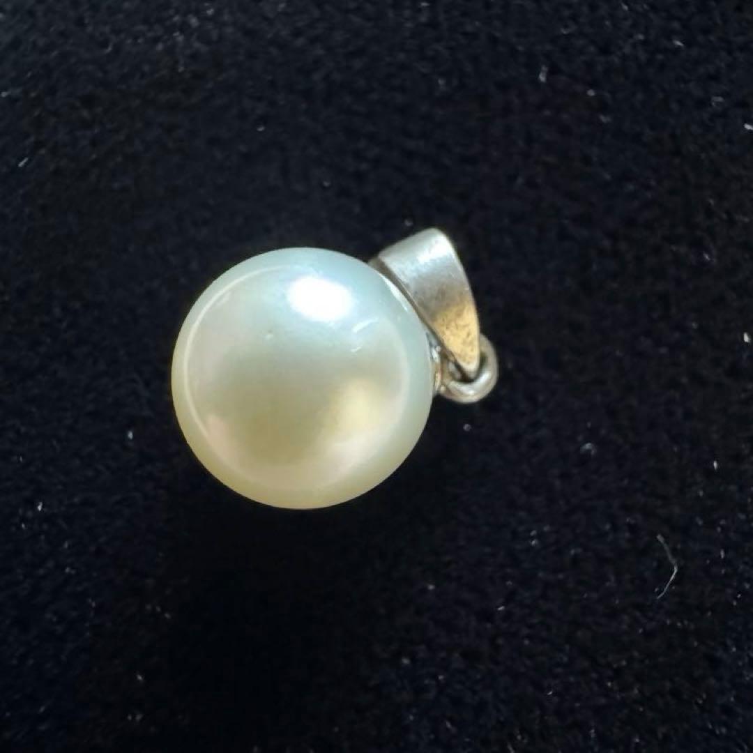 Mikimoto Akoya pearl pendant bed featuring a lustrous pearl set in a delicate pendant frame