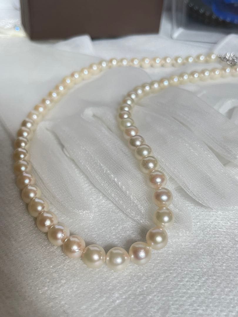 Akoya pearl necklace with 7mm Japanese pearls and champagne gold chain, 42cm length