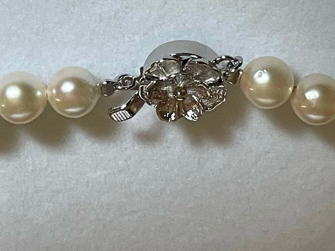 Akoya pearl necklace with 7mm Japanese pearls and champagne gold chain, 42cm length