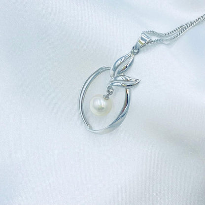 Mikimoto pearl pendant necklace featuring a 6.5mm pearl with 2x3cm pendant on a 39cm chain