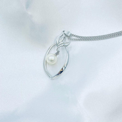 Mikimoto pearl pendant necklace featuring a 6.5mm pearl with 2x3cm pendant on a 39cm chain