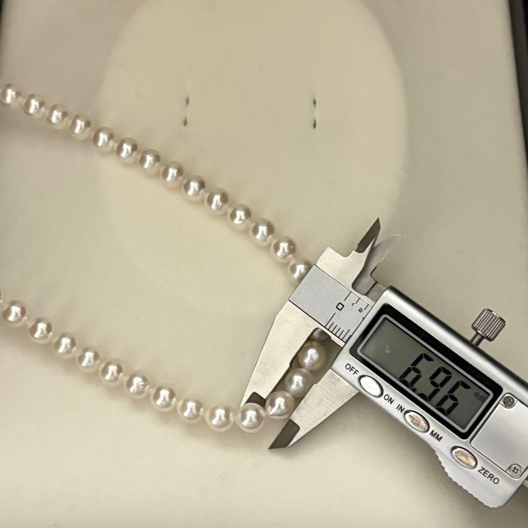 Akyoya white pearl necklace with 6.5-7.0mm pearls measuring 42cm in length weighing 27.4g