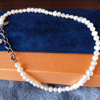 Agat freshwater pearl necklace and baroque bracelet set displayed on white background