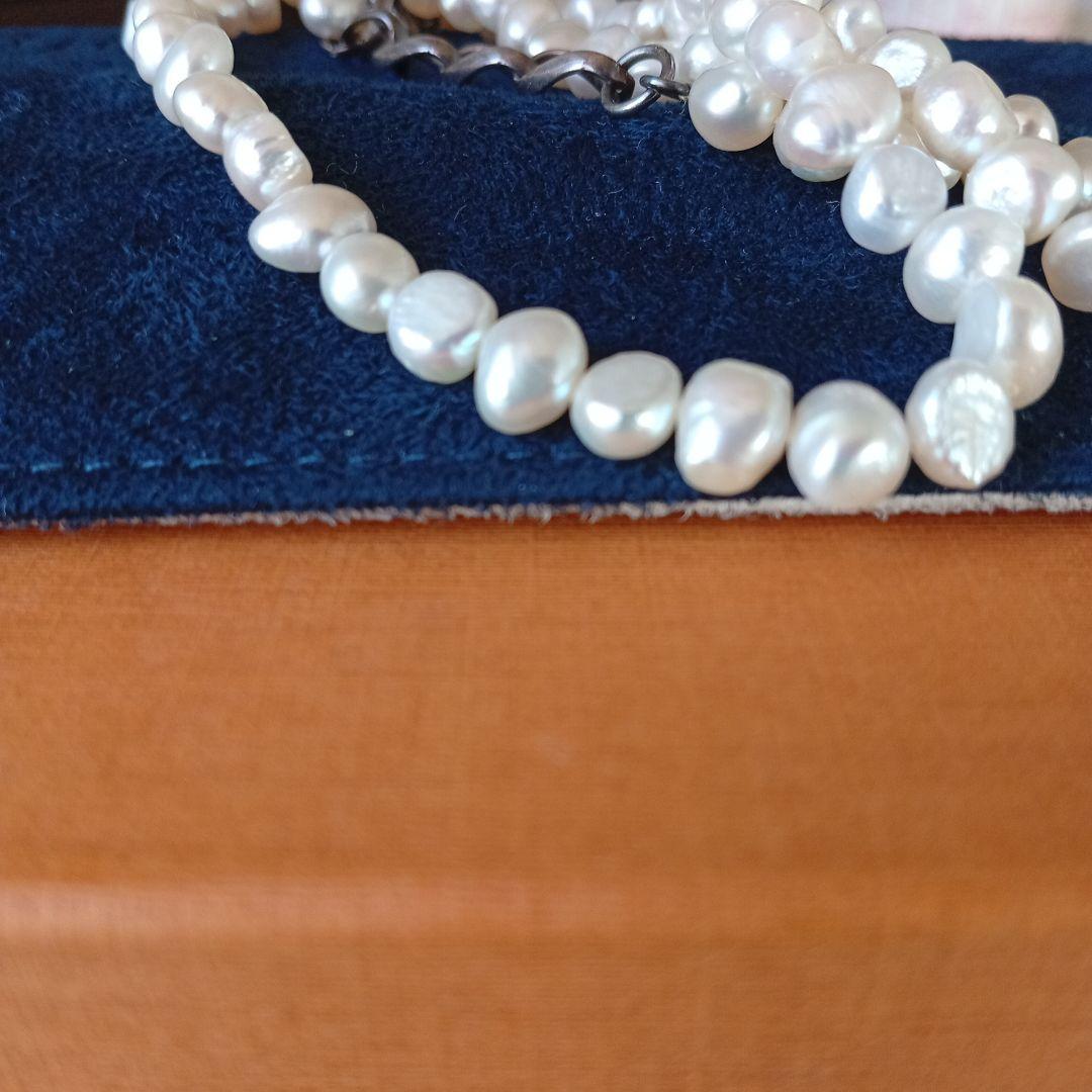 Agat freshwater pearl necklace and baroque bracelet set displayed on white background