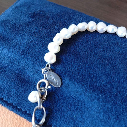 Agat freshwater pearl necklace and baroque bracelet set displayed on white background