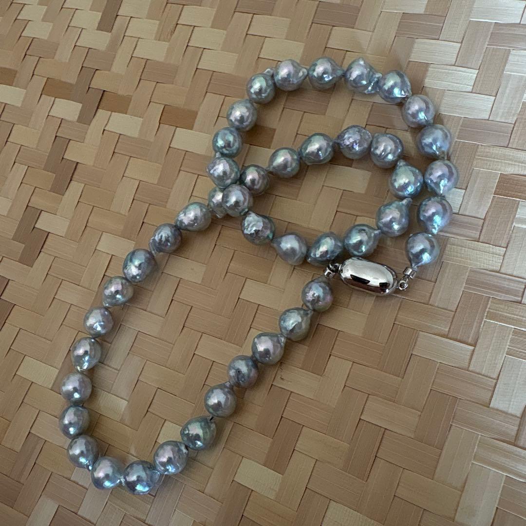 Aoyama Pearl Baroque pearl necklace with blue-grey beads measuring 7.5-8.5 mm and a 40 cm length