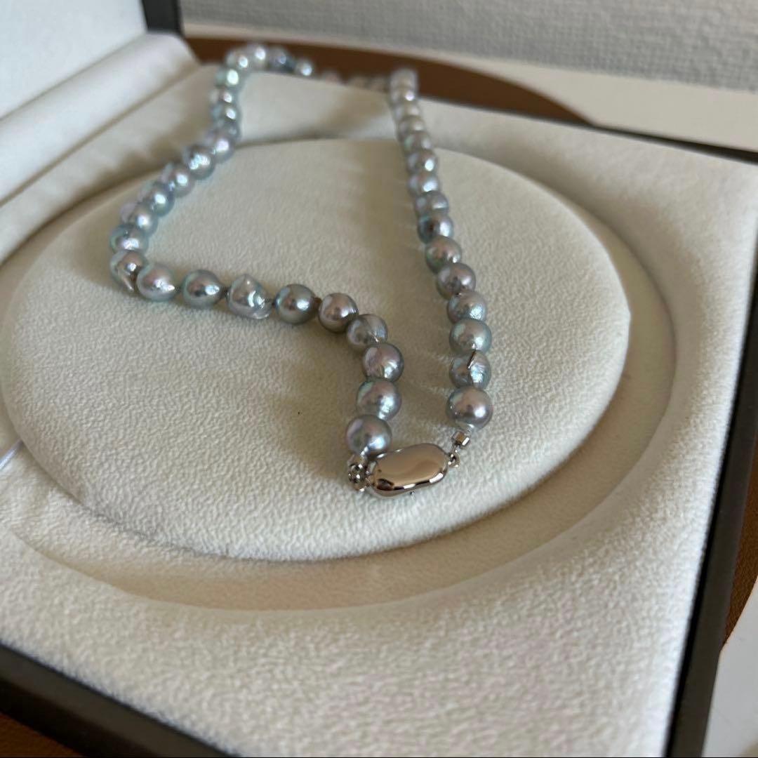 Aoyama Pearl Baroque pearl necklace with blue-grey beads measuring 7.5-8.5 mm and a 40 cm length