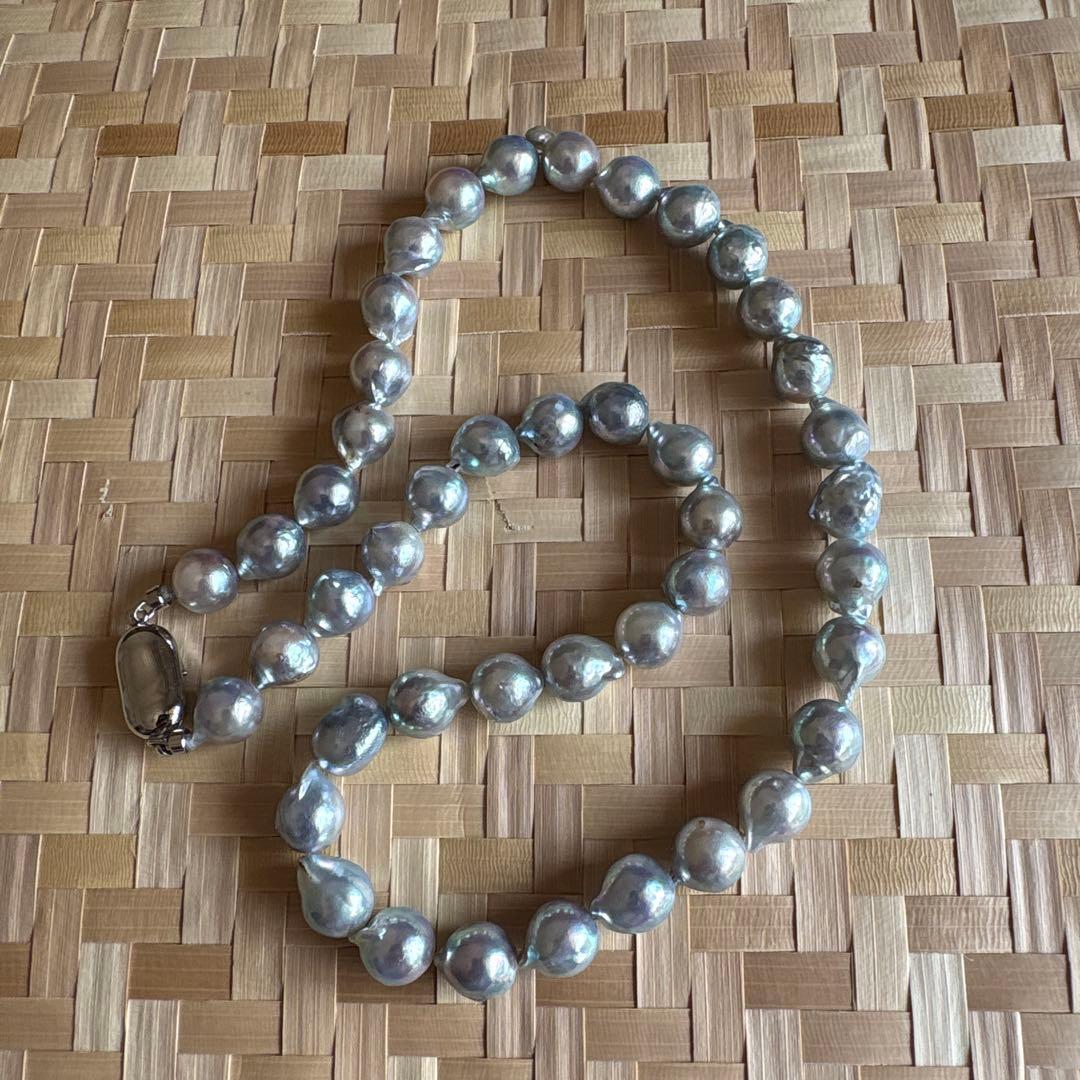 Aoyama Pearl Baroque pearl necklace with blue-grey beads measuring 7.5-8.5 mm and a 40 cm length