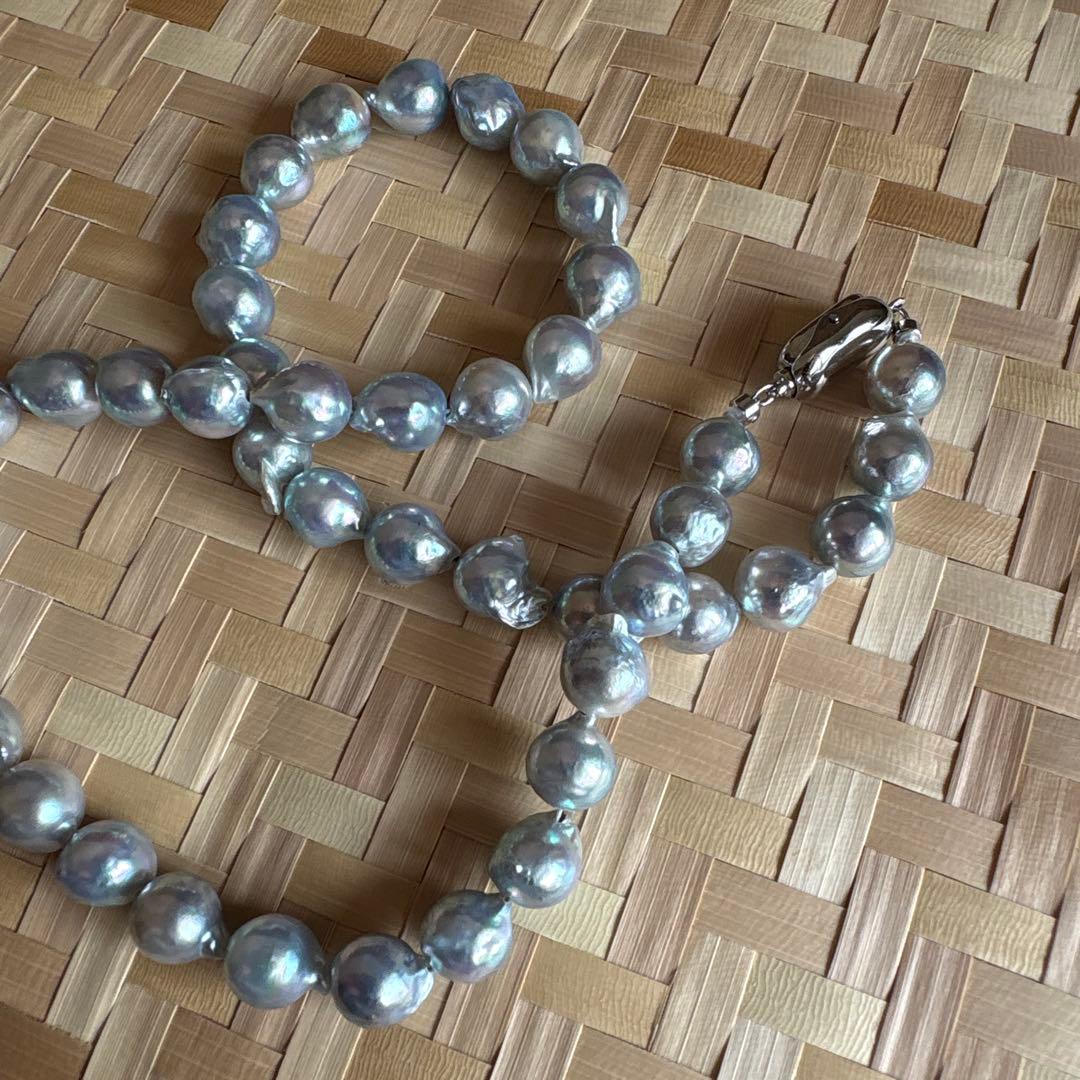Aoyama Pearl Baroque pearl necklace with blue-grey beads measuring 7.5-8.5 mm and a 40 cm length