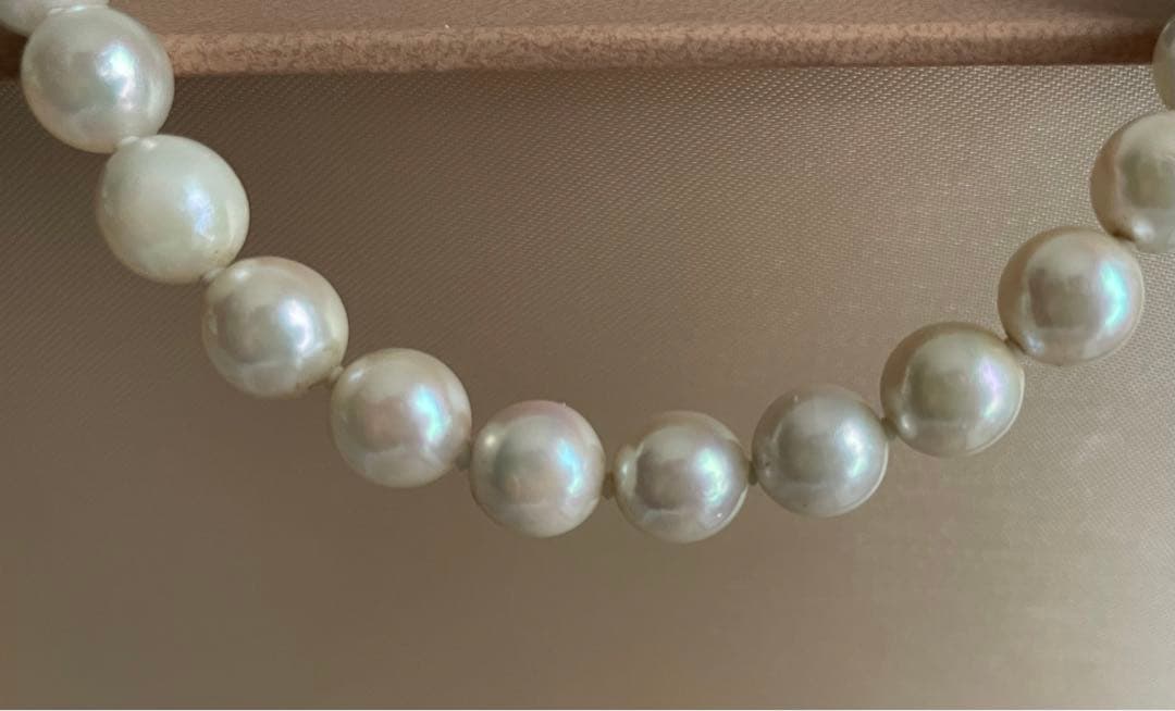 Aukoya pearl necklace with large 8.5mm round pearls and silver princess clasp on a white background