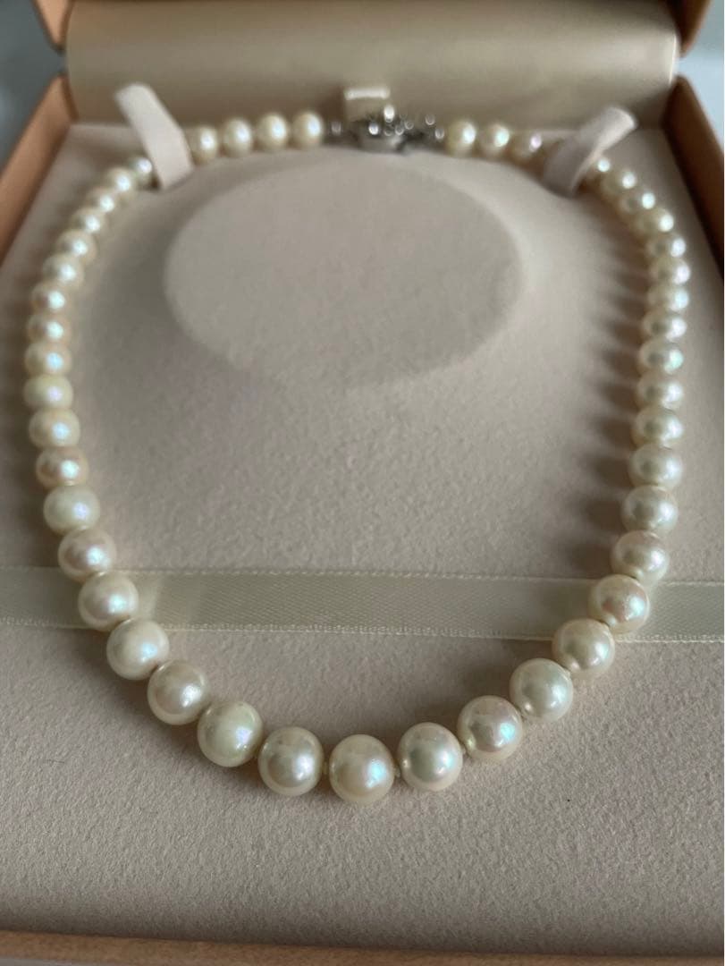 Aukoya pearl necklace with large 8.5mm round pearls and silver princess clasp on a white background