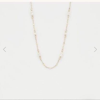 Agete pearl necklace with 45 cm length featuring lustrous white pearls on a delicate chain