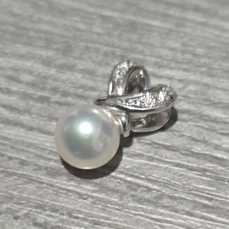 Mikimoto K18 white gold pearl pendant necklace featuring a natural pearl and diamond accents