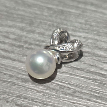 Mikimoto K18 white gold pearl pendant necklace featuring a natural pearl and diamond accents