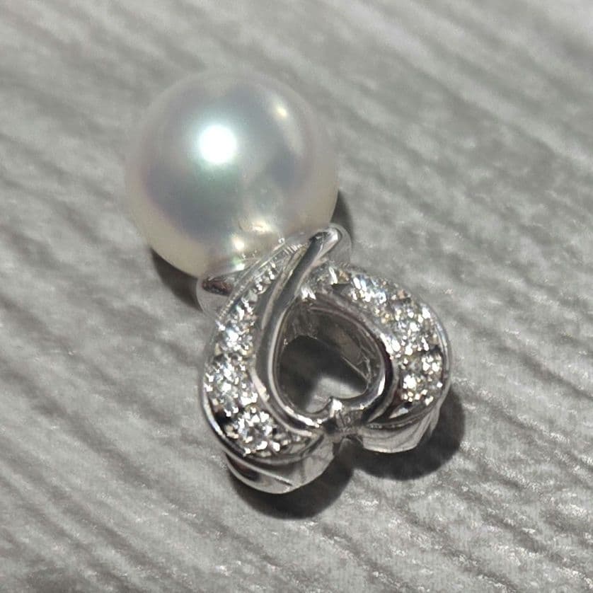 Mikimoto K18 white gold pearl pendant necklace featuring a natural pearl and diamond accents