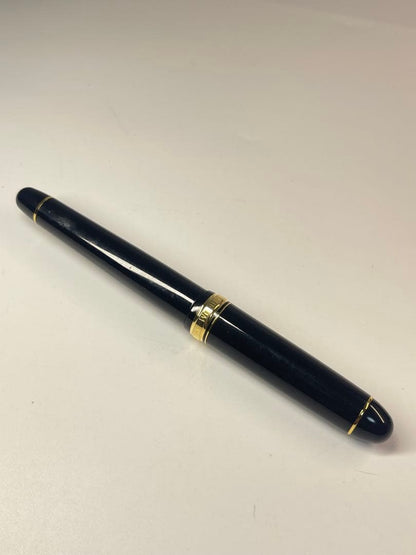 PILOT Pen K14 585 fountain pen crafted from K14 585 gold material shown in close-up