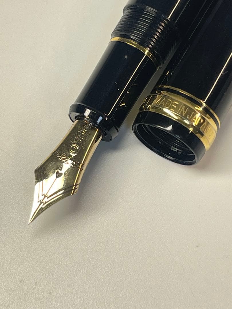 PILOT Pen K14 585 fountain pen crafted from K14 585 gold material shown in close-up