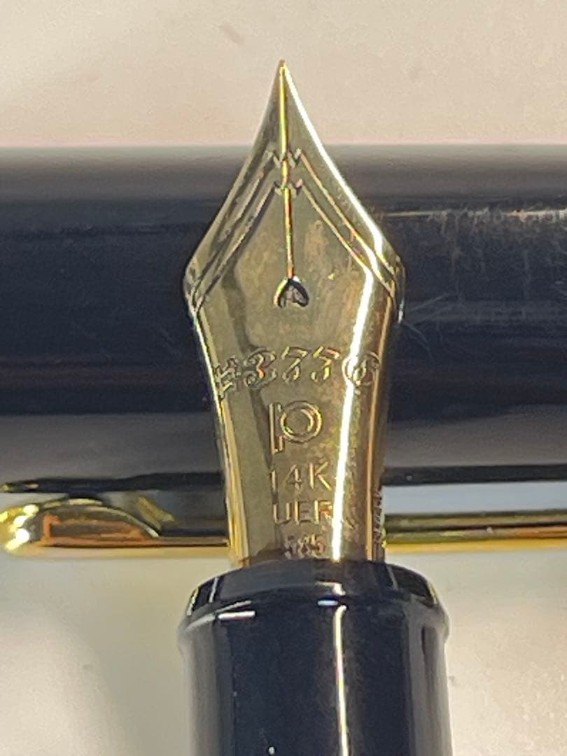 PILOT Pen K14 585 fountain pen crafted from K14 585 gold material shown in close-up