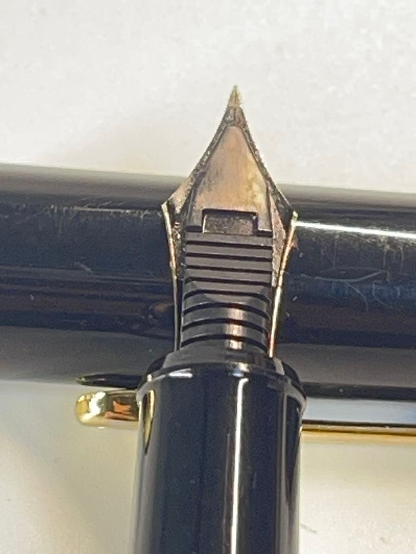 PILOT Pen K14 585 fountain pen crafted from K14 585 gold material shown in close-up