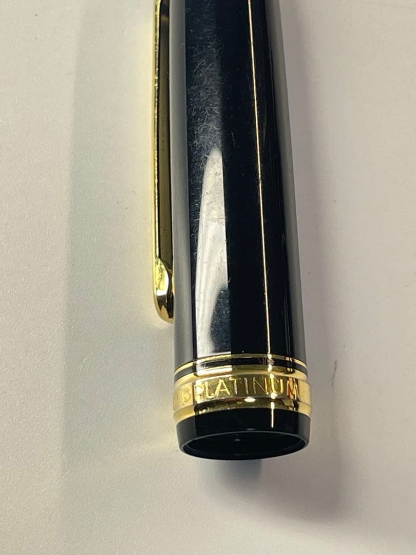PILOT Pen K14 585 fountain pen crafted from K14 585 gold material shown in close-up