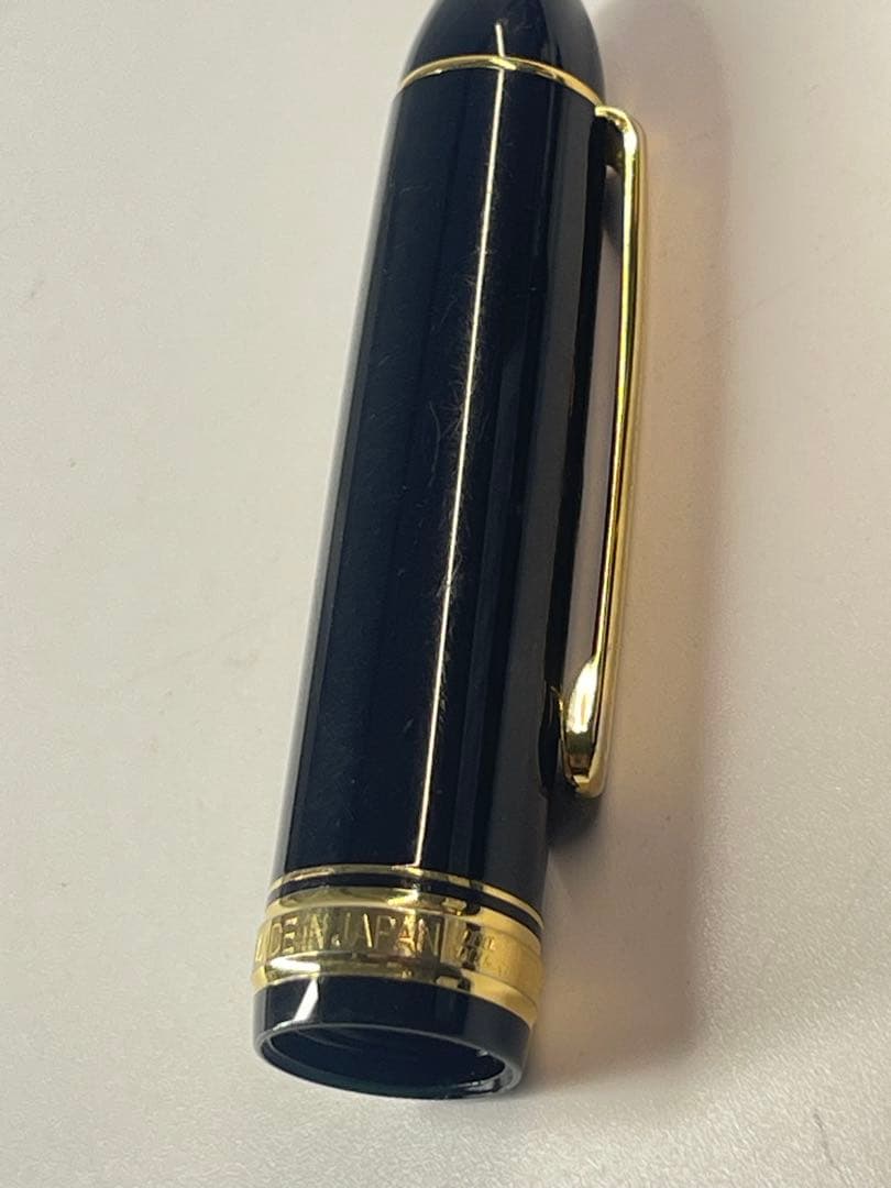 PILOT Pen K14 585 fountain pen crafted from K14 585 gold material shown in close-up