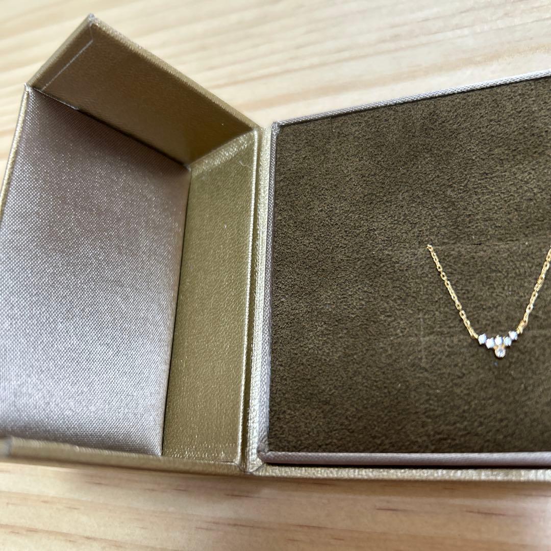 Agete gold necklace featuring a sparkling diamond pendant on a 40 cm chain