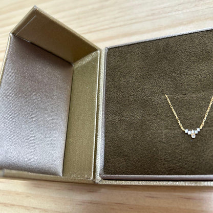 Agete gold necklace featuring a sparkling diamond pendant on a 40 cm chain