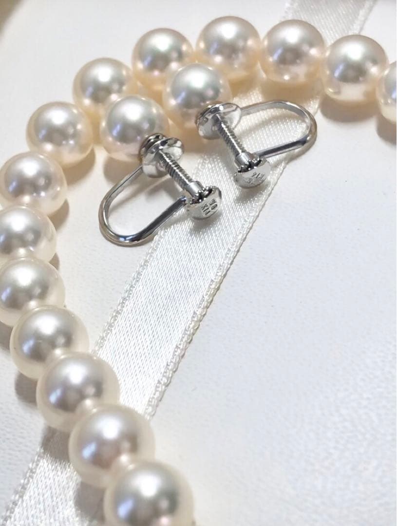 Tasaki Akoya pearl necklace and matching earrings set with 7.5mm pearls and silver double lock clasp