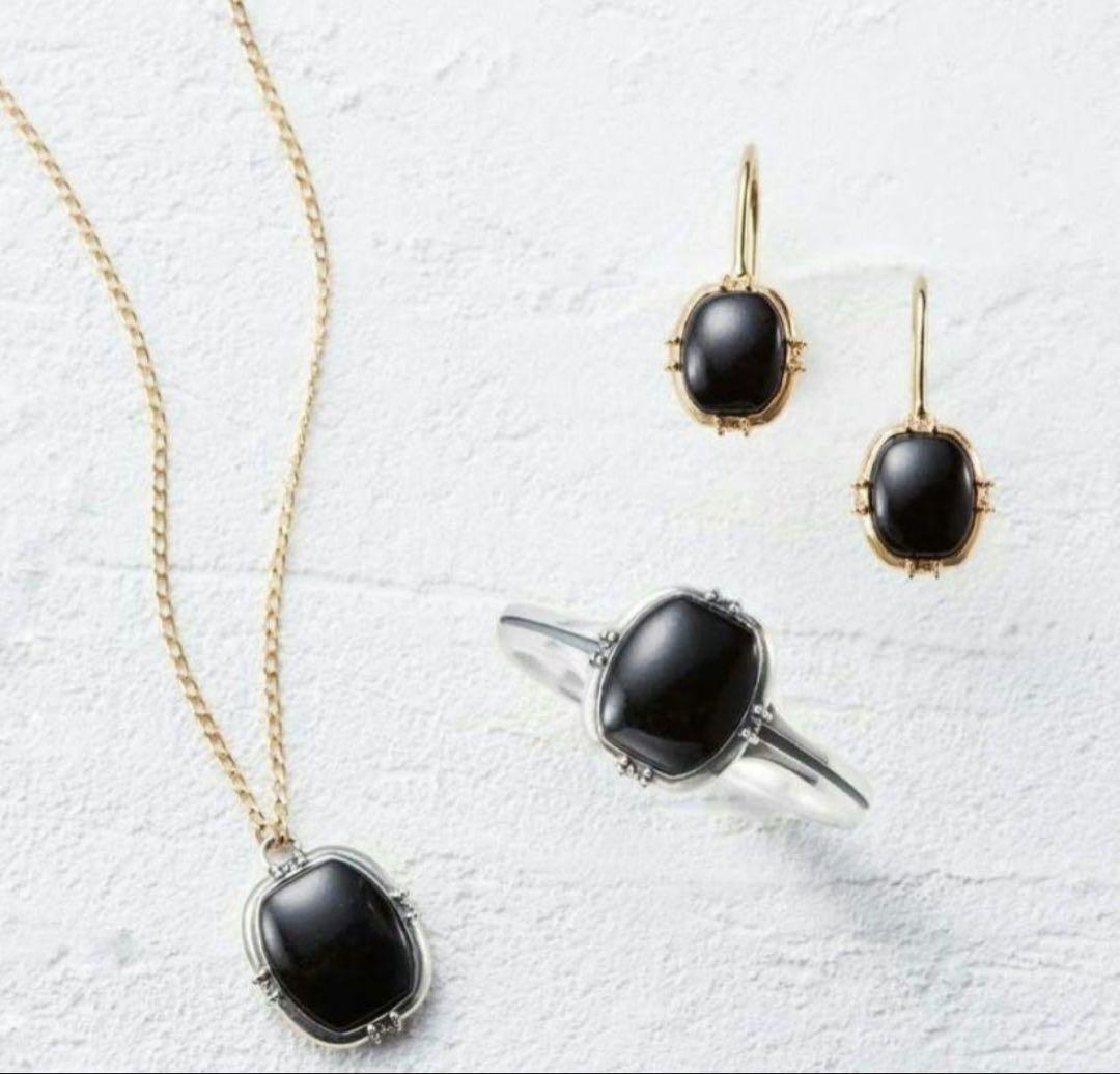 Agete K10 gold and silver necklace with small pendant and adjustable chain laid flat