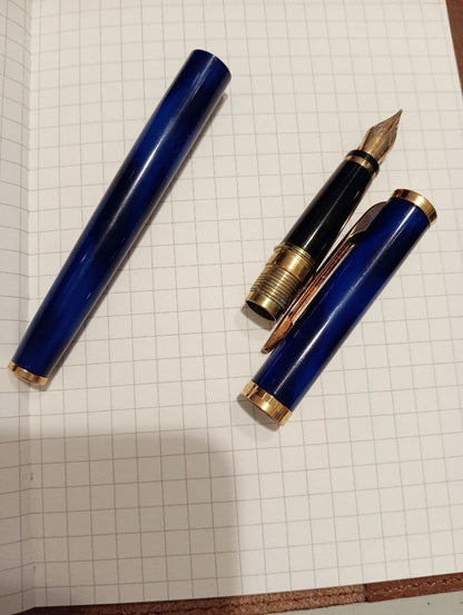 Waterman Face Romance Blue fountain pen with 18k fine nib and clip on a white background