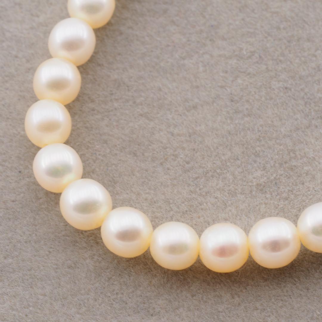 Tasaki necklace featuring 4.5-5.0mm freshwater pearls set on 18K yellow gold chain length 42cm