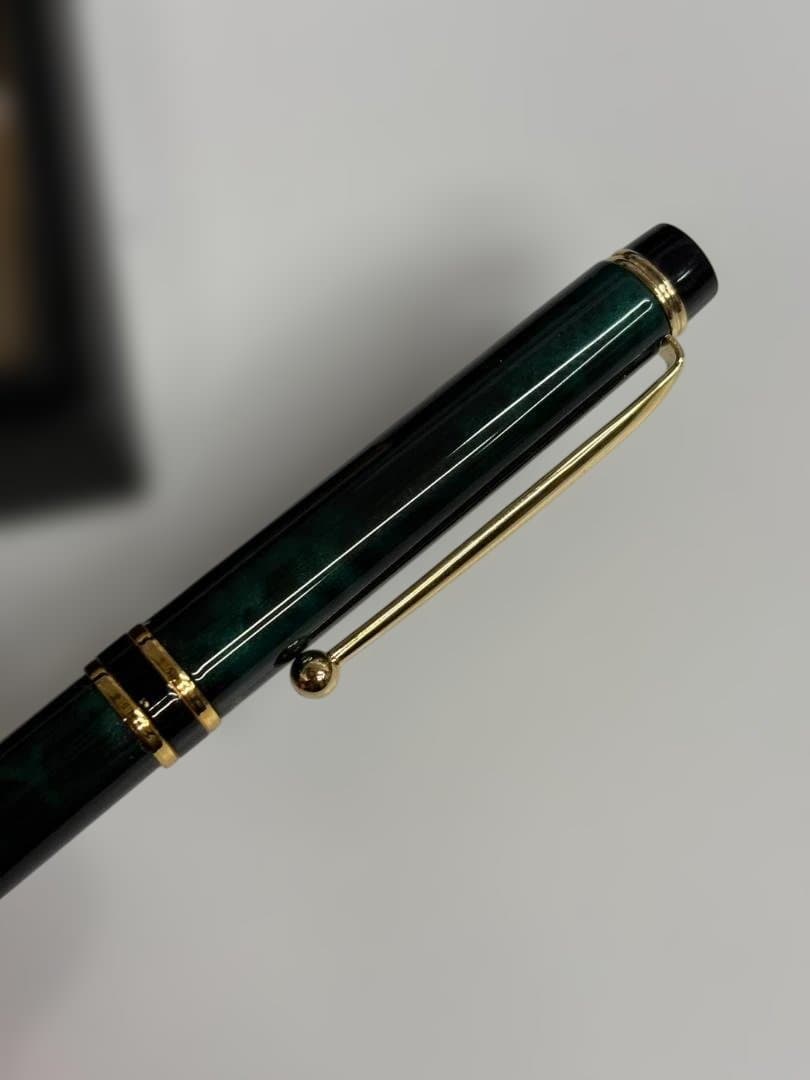 KWPILOT green ballpoint pen body with gold accents and oil-based ink