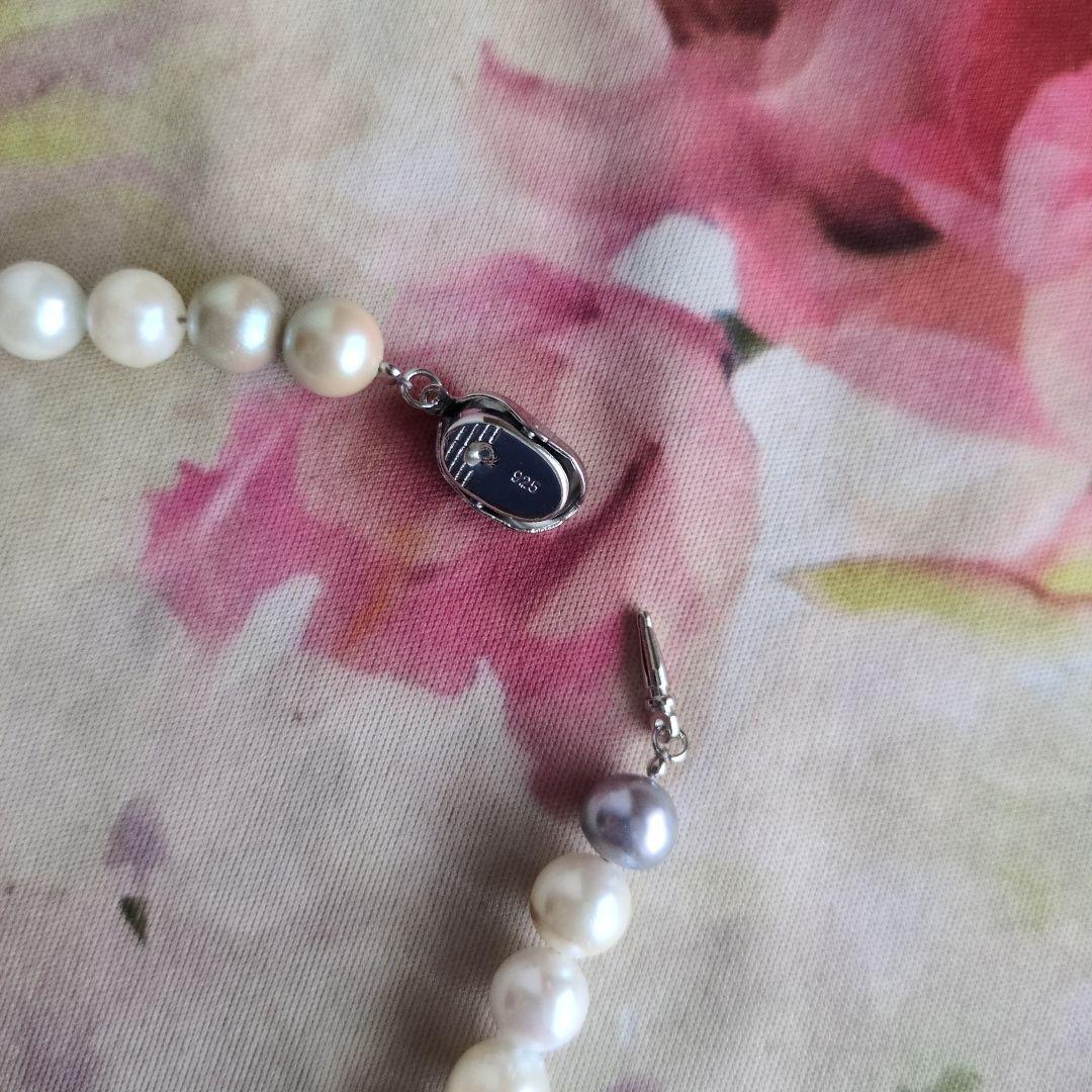 Simple Akoya pearl necklace with white and light gray pearls, 8-8.5mm size, 43cm length