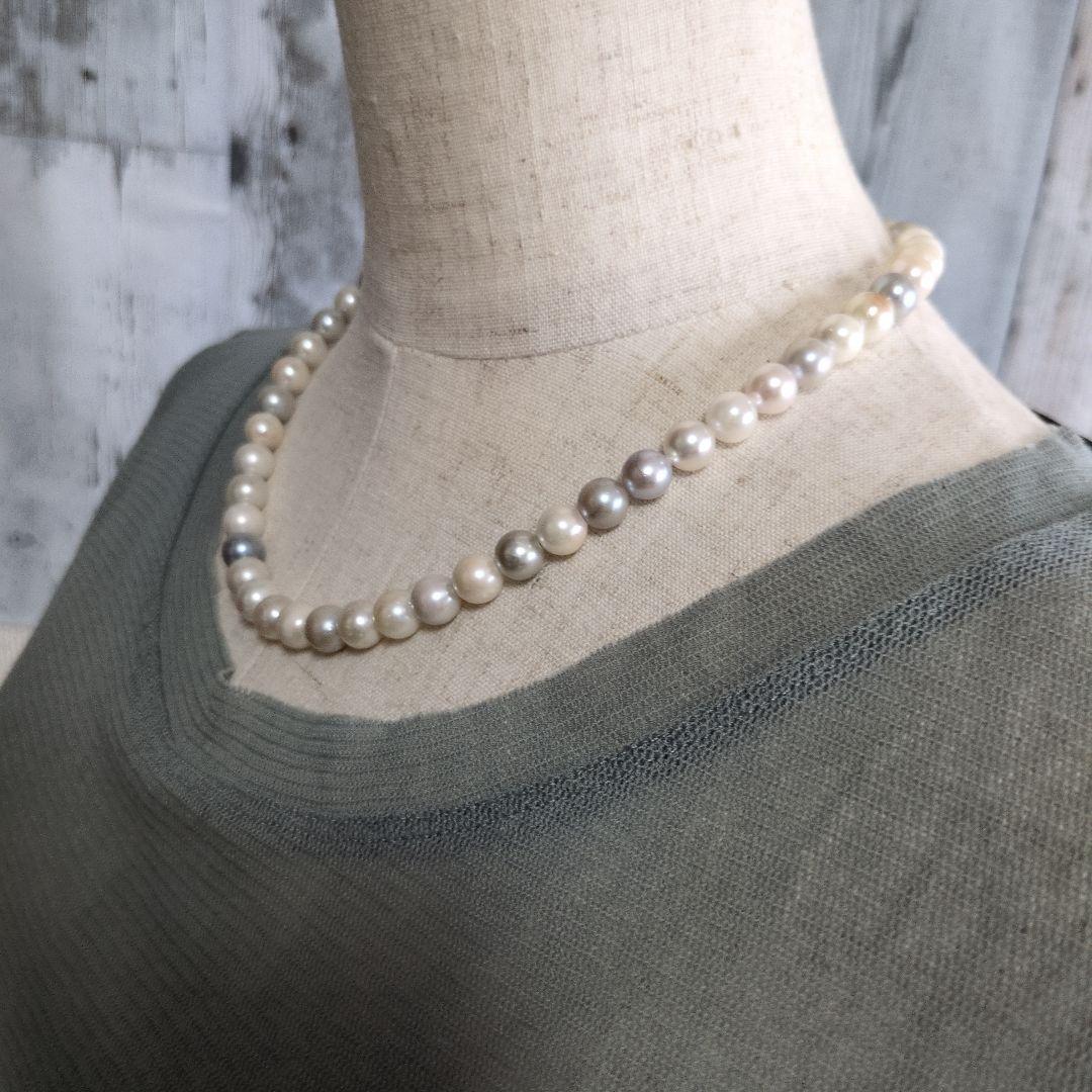 Simple Akoya pearl necklace with white and light gray pearls, 8-8.5mm size, 43cm length