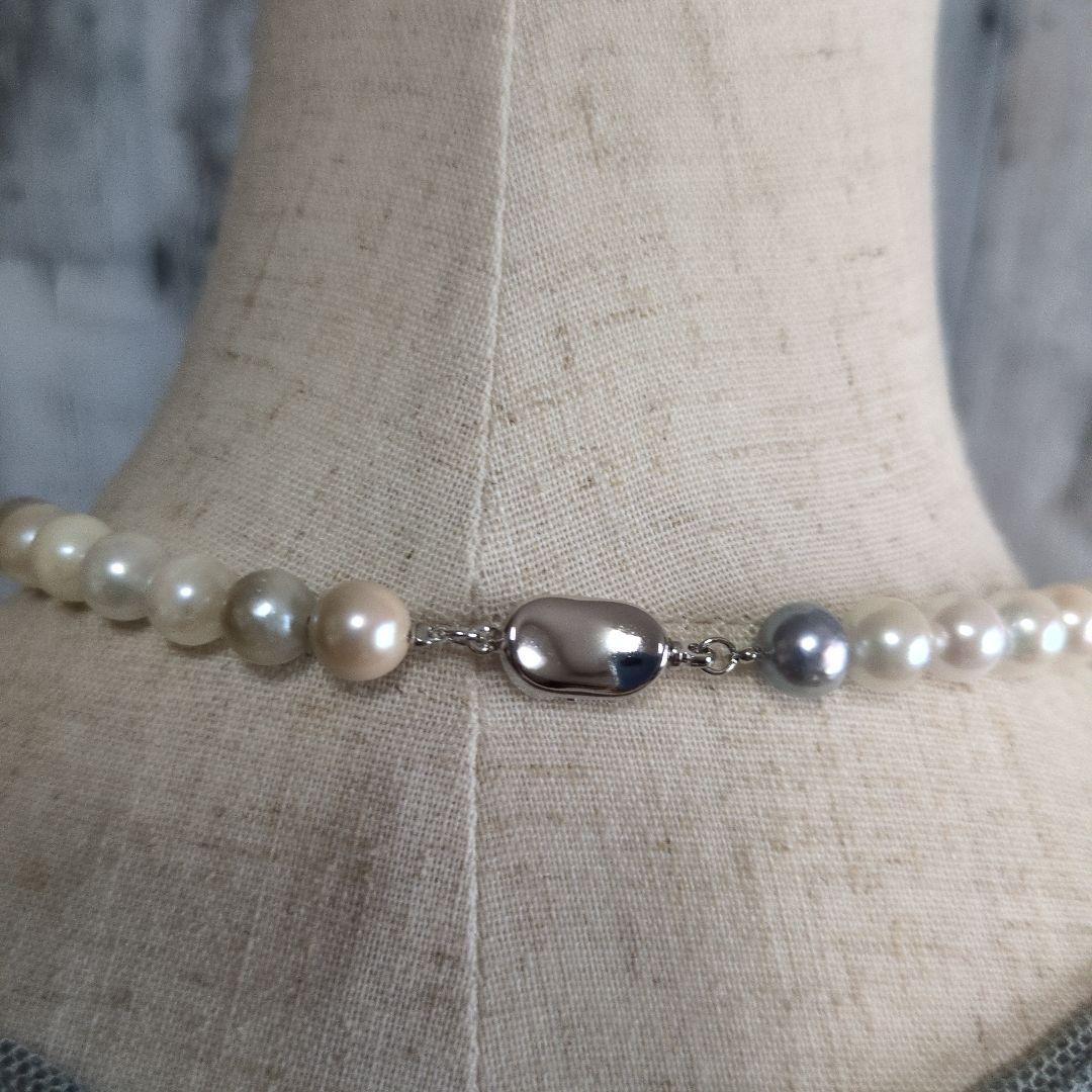 Simple Akoya pearl necklace with white and light gray pearls, 8-8.5mm size, 43cm length