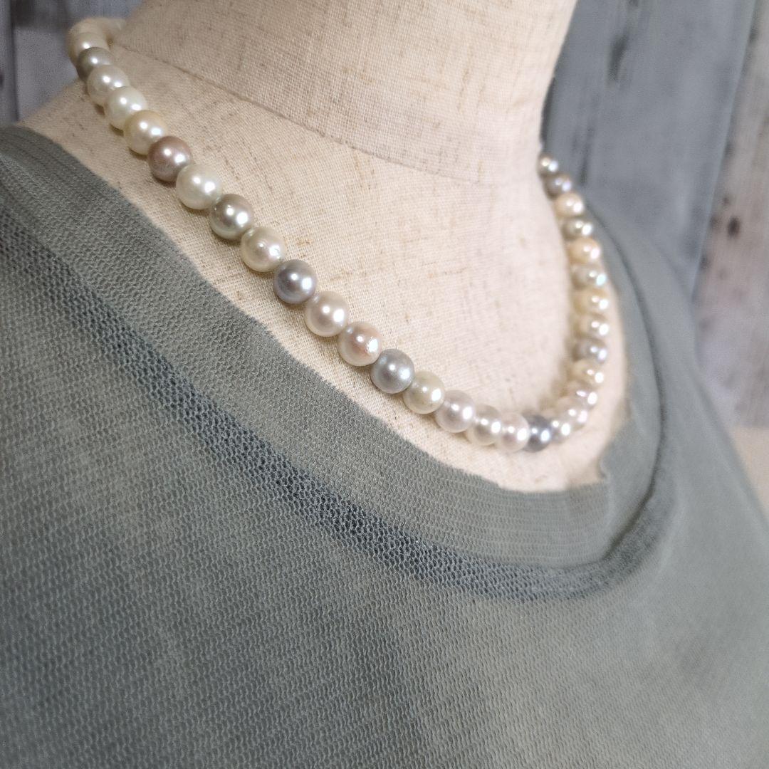 Simple Akoya pearl necklace with white and light gray pearls, 8-8.5mm size, 43cm length