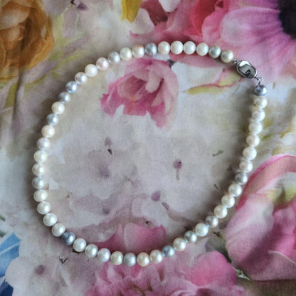 Simple Akoya pearl necklace with white and light gray pearls, 8-8.5mm size, 43cm length