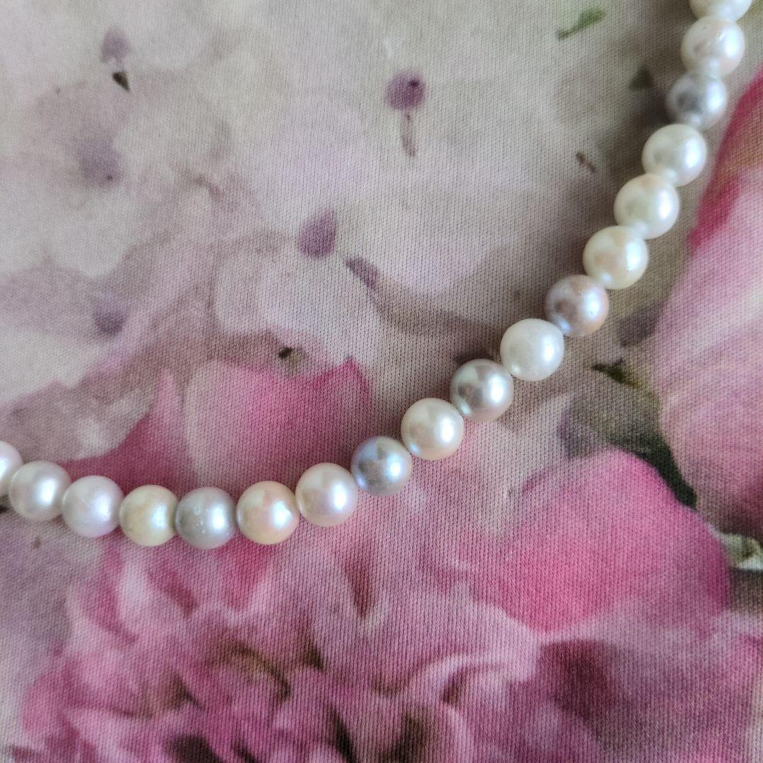 Simple Akoya pearl necklace with white and light gray pearls, 8-8.5mm size, 43cm length