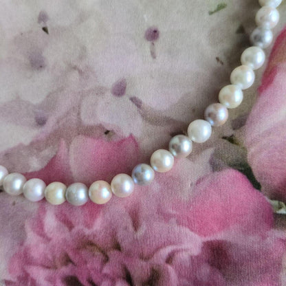 Simple Akoya pearl necklace with white and light gray pearls, 8-8.5mm size, 43cm length